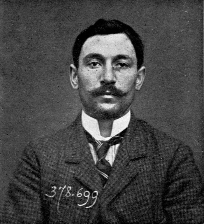 Black-and-white police photograph of Vincenzo Peruggia from 1909, showing a young man with dark hair and a mustache facing the camera.